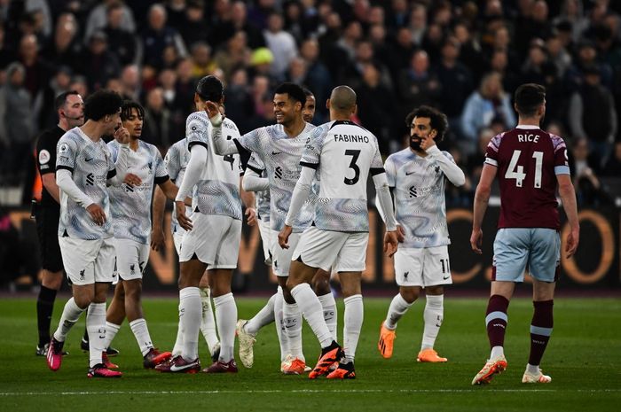 Para pemain Liverpool merayakan gol Cody Gakpo ke gawang West Ham United dalam laga Liga Inggris di Stadion London, Rabu (26/4/2023).