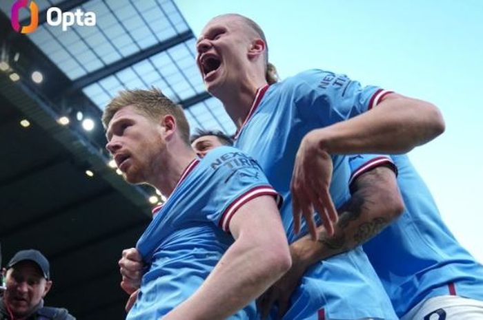 Gelandang Manchester City, Kevin De Bruyne, melakukan selebrasi bareng Erling Haaland dalam laga Liga Inggris kontra Arsenal di Stadion Etihad, Rabu (26/4/2023).