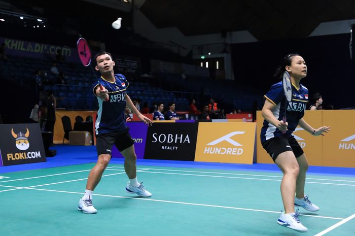 Pemain ganda campuran Indonesia, Rinov Rivaldy, menyambut shuttlecock saat tampil bersama Pitha Haningtyas Mentari pada babak kedua Kejuaraan Asia 2023 di Sheikh Rashid Bin Hamdan Indoor Hall, Uni Emirat Arab, 27 April 2023.