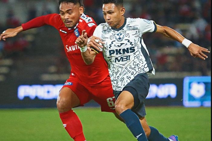 Pemain Sabah FC, Saddil Ramdani, saat berusaha merebut bola dari pemain Penang FC, pada lanjutan Liga Super Malaysia, Kamis (27/4/2023).