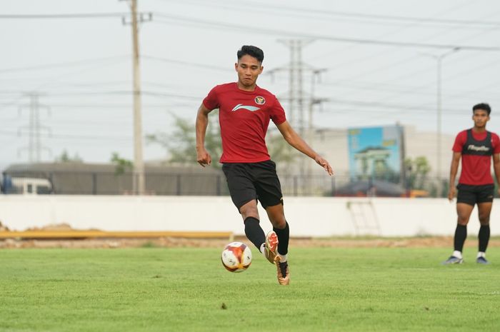 Marselino Ferdinan saat berlatih bersama timnas U-22 Indonesia di The Dream Visakha Training Camp, Phnom Penh, Kamboja, pada Rabu (26/4/2023).