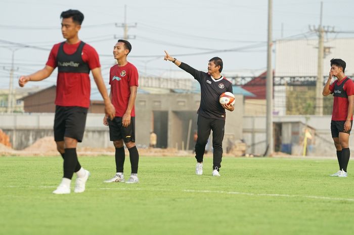 Pelatih timnas U-22 Indonesia, Indra Sjafri saat memimpin latihan di The Dream Visakha Training Camp, Phnom Penh, Kamboja pada Rabu (26/4/2023).