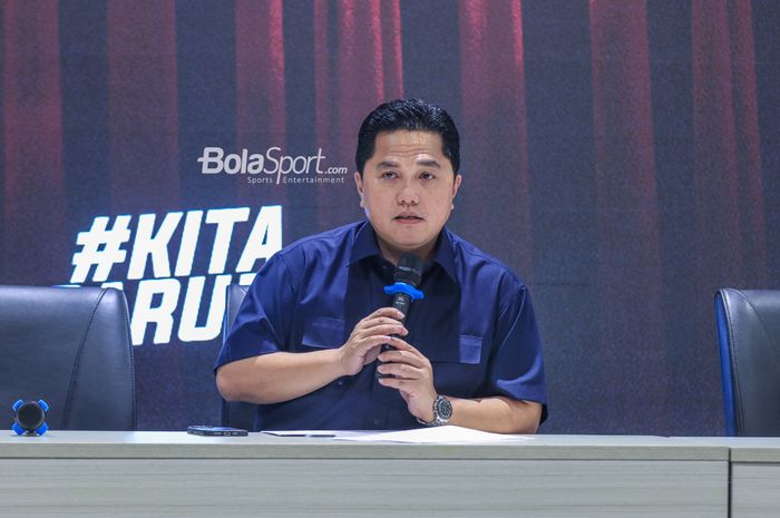 Ketua Umum PSSI, Erick Thohir, sedang memberikan keterangan kepada awak media di GBK Arena, Senayan, Jakarta, Jumat (28/4/2023) sore.