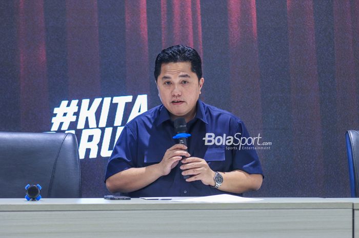 Ketua Umum PSSI, Erick Thohir, sedang memberikan keterangan kepada awak media di GBK Arena, Senayan, Jakarta, Jumat (28/4/2023) sore.