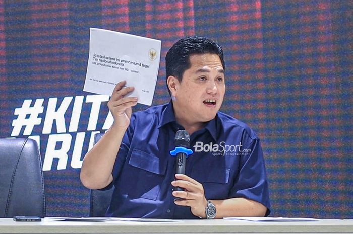 Ketua Umum PSSI, Erick Thohir, sedang memberikan keterangan kepada awak media di GBK Arena, Senayan, Jakarta, Jumat (28/4/2023) sore.