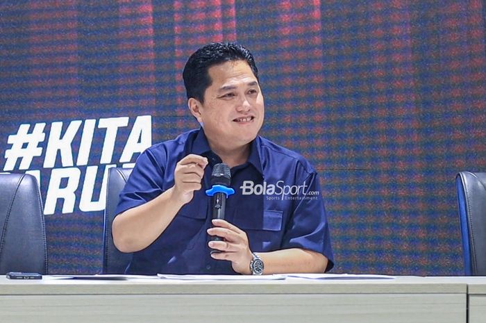 Ketua Umum PSSI, Erick Thohir, sedang memberikan keterangan kepada awak media di GBK Arena, Senayan, Jakarta, Jumat (28/4/2023) sore.