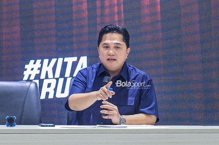 Ketua Umum PSSI, Erick Thohir, sedang memberikan keterangan kepada awak media di GBK Arena, Senayan, Jakarta, Jumat (28/4/2023) sore.