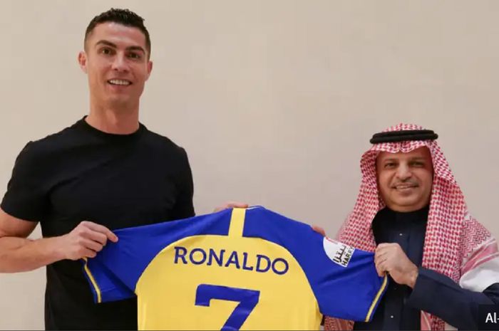 Cristiano Ronaldo saat diperkenalkan Presiden Al-Nassr Musalli Al-Muammar.