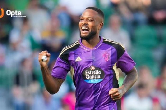 Striker Real Valladolid, Cyle Larin, melakukan selebrasi. Hasil dan klasemen Liga Spanyol terbaru membahas pembelian terhebat bursa transfer Januari 2023 yang senyum lebar.