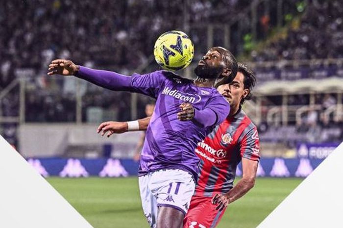 Winger Fiorentina, Jonathan Ikone, berduel dengan bek kiri Cremonese, Giacomo Quagliata, dalam laga leg kedua semifinal Coppa Italia di Stadion Artemio Franchi, Kamis (27/4/2023). Klub terhebat nomor 5 tantang Inter Milan di final.