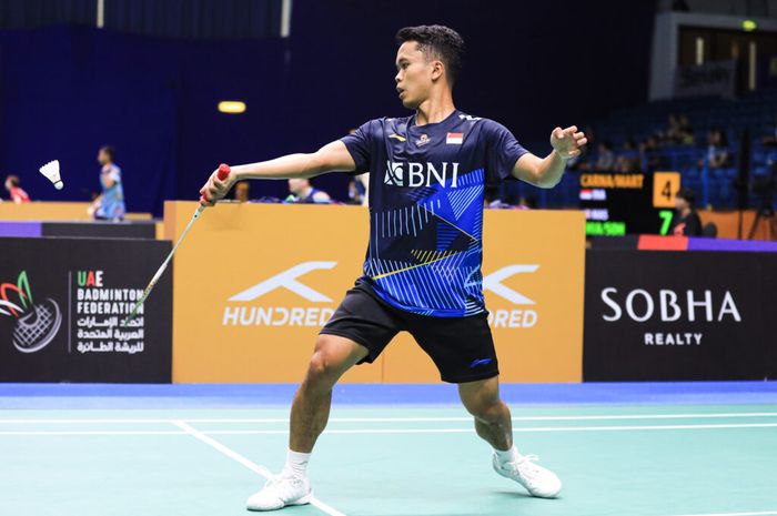 Pebulu tangkis tunggal putra Indonesia, Anthony Sinisuka Ginting, pada babak kedua Kejuaraan Asia 2023 di Sheikh Rashid Bin Hamdan Indoor Hall, Al Nasr Club, Kamis (27/4/2023).