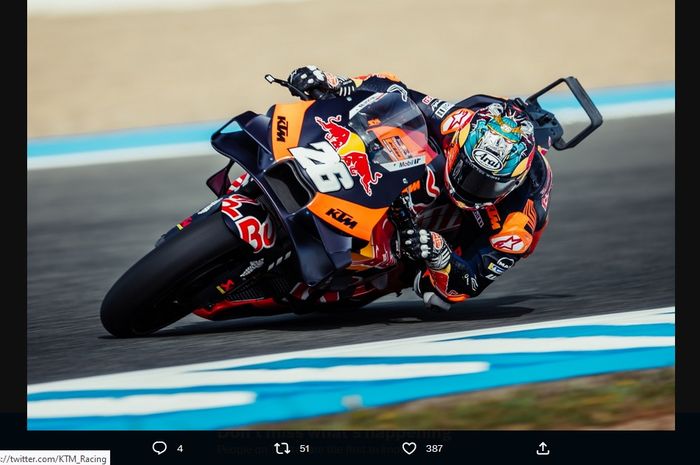 Aksi pembalap penguji KTM, Dani Pedrosa, saat turun sebagai wild card pada sesi latihan MotoGP Spanyol di Sirkuit Jerez, Spanyol, 28 April 2023.