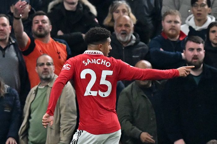 Winger Manchester United, Jadon Sancho, merayakan gol ke gawang Tottenham Hotspur dalam laga Liga Inggris di Stadion Tottenham Hotspur, Kamis (27/4/2023).