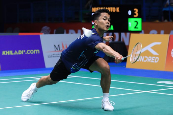 Pebulu tangkis tunggal putra Indonesia, Anthony Sinisuka Ginting, pada babak kedua Kejuaraan Asia 2023 di Sheikh Rashid Bin Hamdan Indoor Hall, Al Nasr Club, Kamis (27/4/2023).