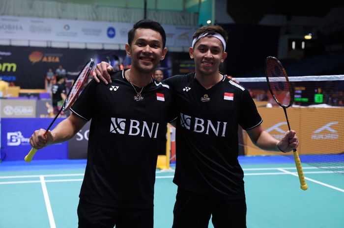 Pasangan ganda putra Indonesia, Fajar Alfian/Muhammad Rian Ardianto, berpose usai memenangkan laga babak kedua Kejuaraan Asia 2023 di Sheikh Rashid Bin Hamdan Indoor Hall, Al Nasr Club, Kamis (27/4/2023).