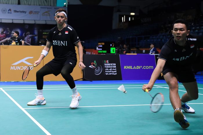 Aksi ganda putra Indonesia, Fajar Alfian/Muhammad Rian Ardianto, pada babak kedua Kejuaraan Asia 2023 di Sheikh Rashid Bin Hamdan Indoor Hall, Al Nasr Club, Kamis (27/4/2023).