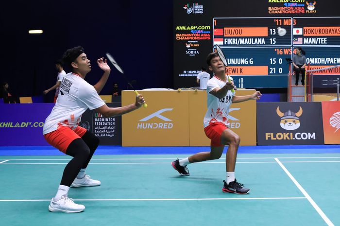 Aksi ganda putra Indonesia, Muhammad Shohibul Fikri/Bagas Maulana, pada babak kedua Kejuaraan Asia 2023 di Sheikh Rashid Bin Hamdan Indoor Hall, Al Nasr Club, Kamis (27/4/2023).