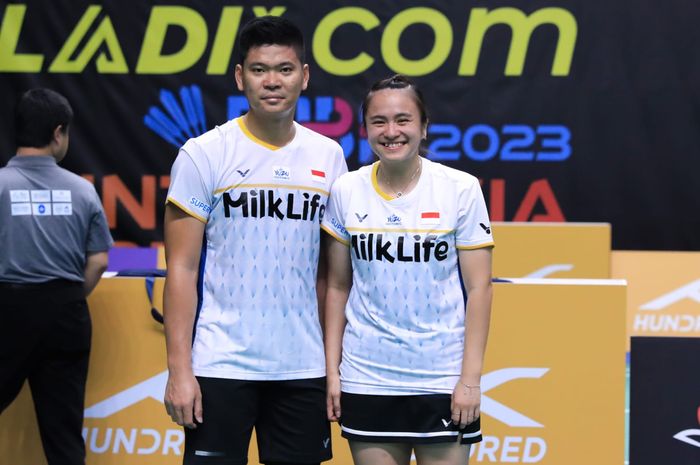 Pasangan ganda campuran Indonesia, Praveen Jordan/Melati Daeva Oktavianti, berpose usai memenangkan laga babak kedua Kejuaraan Asia 2023 di Sheikh Rashid Bin Hamdan Indoor Hall, Al Nasr Club, Kamis (27/4/2023).