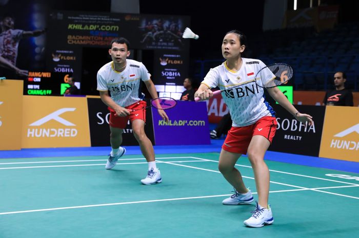 Pasangan ganda campuran Indonesia, Rinov Rivaldy/Pitha Haningtyas Mentari, pada babak perempat final Kejuaraan Asia 2023 di Sheikh Rashid Bin Hamdan Indoor Hall, Uni Emirat Arab, Jumat (28/4/2023).