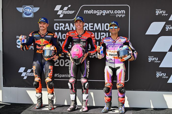 Dari kiri ke kanan, Jack Miller (KTM Red Bull), Aleix Espargaro (Aprilia), Jorge Martin (Pramac Racing) setelah kualifikasi sprint race MotoGP Spanyol 2023 di Sirkuit Jerez, Minggu (29/4/2023).