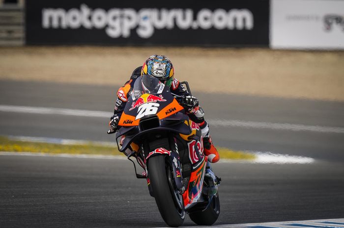 Aksi pembalap penguji KTM, Dani Pedrosa, saat turun sebagai wild card pada sesi latihan MotoGP Spanyol di Sirkuit Jerez, Spanyol, 28 April 2023.