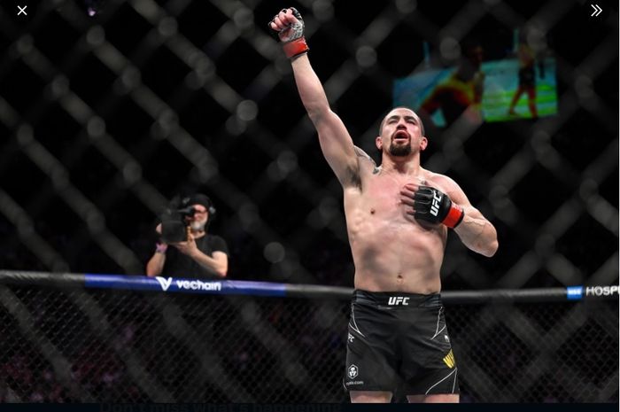 Robert Whittaker berkomentar soal Khamzat Chimaev yang mundur dari duel melawannya.