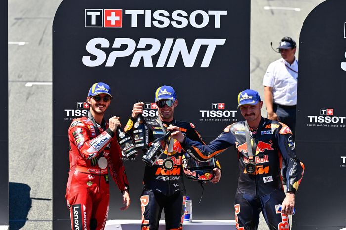 Dari kiri ke kanan, Francesco Bagnaia (Ducati), Brad Binder (Red Bull KTM), Jack Miller (Red Bull KTM) seusai sprint race MotoGP Spanyol 2023 di Sikuit Jerez, Sabtu (29/4/2023).