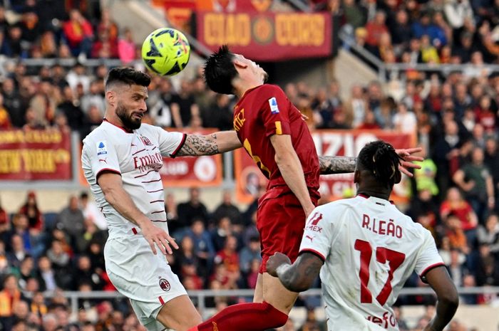 Pemain depan AC Milan, Olivier Giroud (kiri), menyundul bola selama pertandingan sepak bola Liga Italia 2022-2023 antara AS Roma dan AC Milan di stadion Olimpiade di Roma pada 29 April 2023