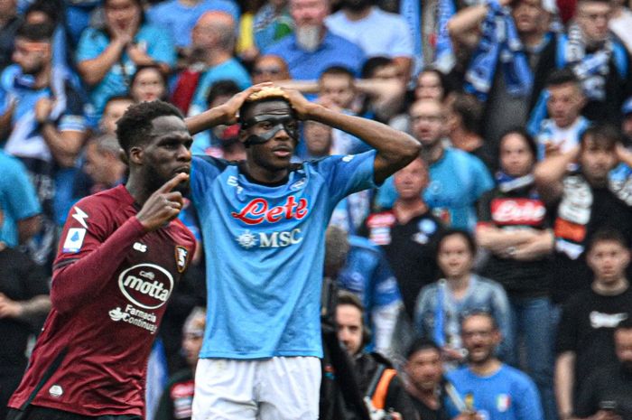 Boulaye Dia (kiri) berlari di depan Victor Osimhen dalam duel pekan ke-32 Liga Italia antara Napoli vs Salernitana di Stadion Diego Maradona, Naples (30/4/2023). Gol Dia membuat skor seri 1-1 dan menunda pesta scudetto Napoli pekan ini.