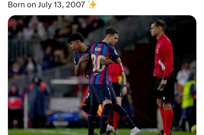 Striker 15 tahun Barcelona, Lamine Yamal (kiri), mendapat beban berat untuk meniru Lionel Messi meski baru menjadi debutan.