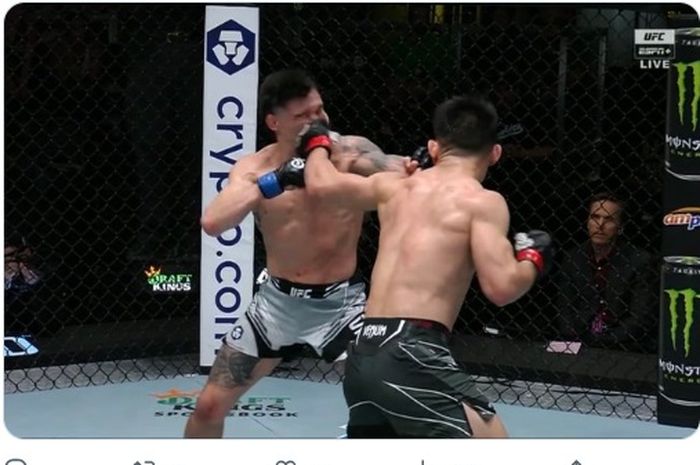 Jagoan asal China, Song Yadong, mengalahkan Ricky Simon di UFC Vegas 72, Minggu (30/4/2023) WIB.