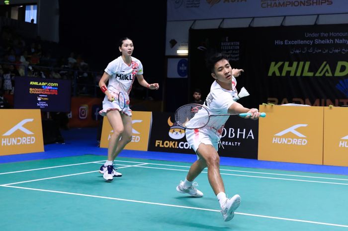 Pasangan ganda campuran Indonesia, Dejan Ferdinansyah/Gloria Emanuelle Widjaja, pada semifinal Kejuaraan Asia 2023 di Sheikh Rashid Bin Hamdan, Dubai, Uni Emirat Arab, Sabtu (29/4/2023).