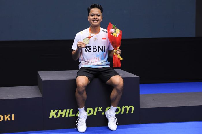 Tunggal putra Indonesia, Anthony Sinisuka Ginting tengah berpose usai menjuarai Kejuaraan Asia 2023 di Dubai, Uni Emirat Arab, Minggu (30/4/2023)