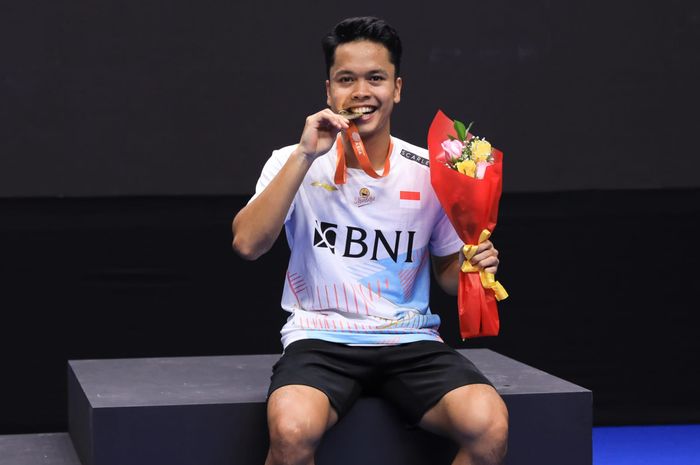 Pose Anthony Sinisuka Ginting usai menjuarai nomor tunggal putra Kejuaraan Asia 2023 di Dubai, Uni Emirat Arab, Minggu (30/4/2023)