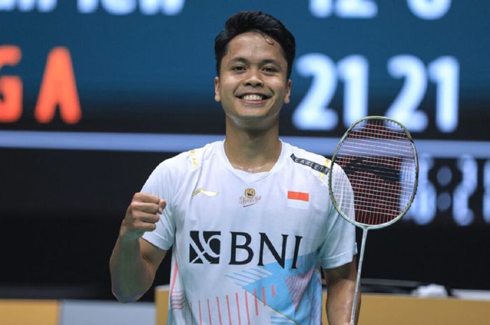 Anthony Sinisuka Ginting mengepalkan tinju selebrasi juara seusai mengalahkan Loh Kean Yew di final tunggal putra bulu tangkis Kejuaraan Asia 2023 di Dubai, Uni Emirat Arab.