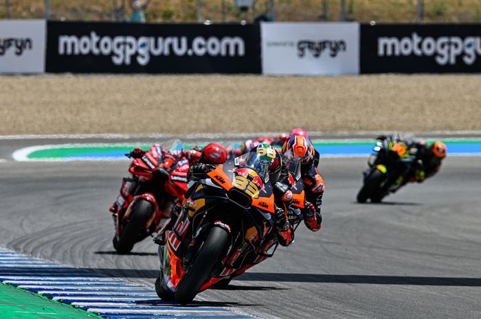 Dua pembalap KTM Red Bull, Brad Binder dan Jack Miller saat sedang memimpin balapan MotoGP Spanyol 2023 di Sirkuit Jerez, Minggu, 30 April 2023