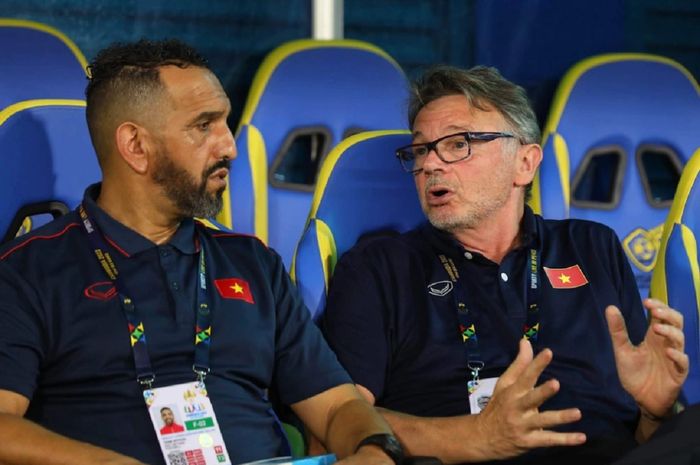 Pelatih Timnas U-22 Vietnam Philippe Troussier (kanan) berada dalam tekanan meski menang 2-0 atas Laos dalam laga perdana SEA Games 2023.