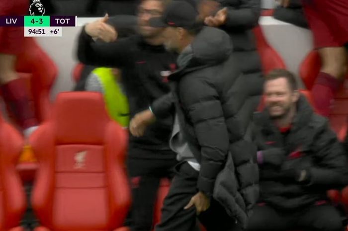 Juergen Klopp memegangi paha karena cedera usai melakukan selebrasi heboh dalam laga Liverpool vs Tottenham di Liga Inggris (30/4/2023).