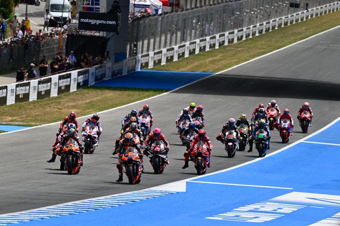 Pembalap beradu akselerasi saat start balapan MotoGP Spanyol di Sirkuit Jerez, Spanyol, 30 April 2023.