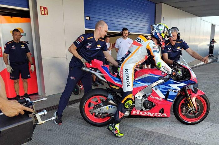 Joan Mir (Repsol Honda) saat bersiap menjalani tes Jerez di atas RC113V pada Senin (1/5/2023).