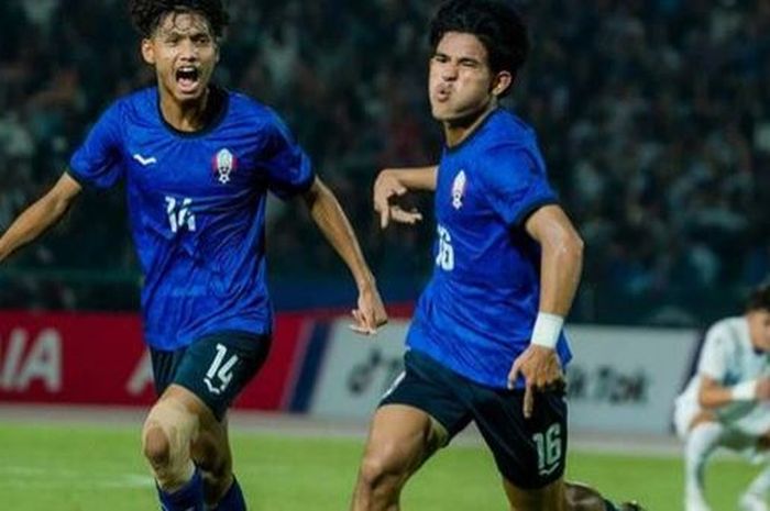 Pemain Timnas U-22 Kamboja, Ky Rina, melakukan selebrasi usai mencetak gol ke gawang Timnas U-22 Filipina.