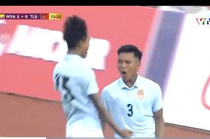 Pemain Timnas U-22 Myanmar, Thet Hein Soe, melakukan selebrasi usai mencetak gol ke gawang Timnas U-22 Timor Leste.