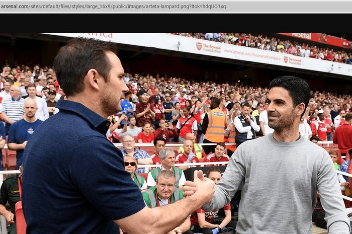 Pelatih Arsenal, Mikel Arteta (kanan) bersalaman dengan Frank Lampard. Arteta tetap anggap Chelsea musuh berbahaya jelang duel mereka di pekan 34 Liga Inggris (2/5/2023).