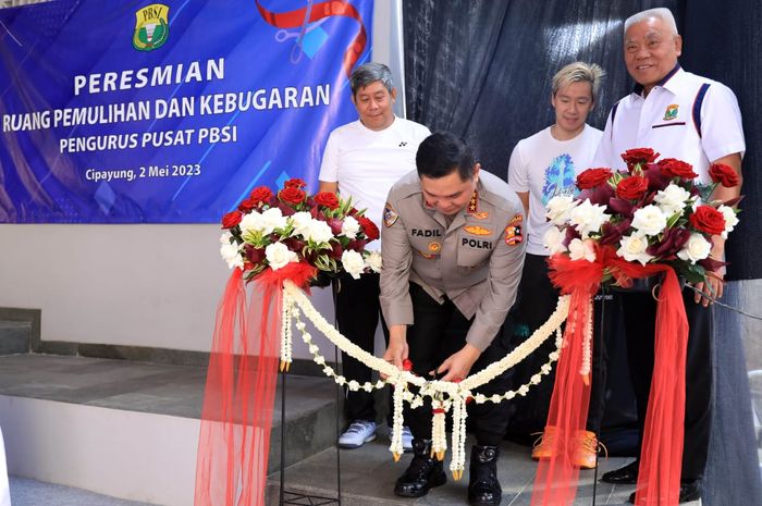 Sekjen PBSI, M Fadil Imran meresmikan kolam pemulihan untuk atlet bulu tangkis  Pelatnas.