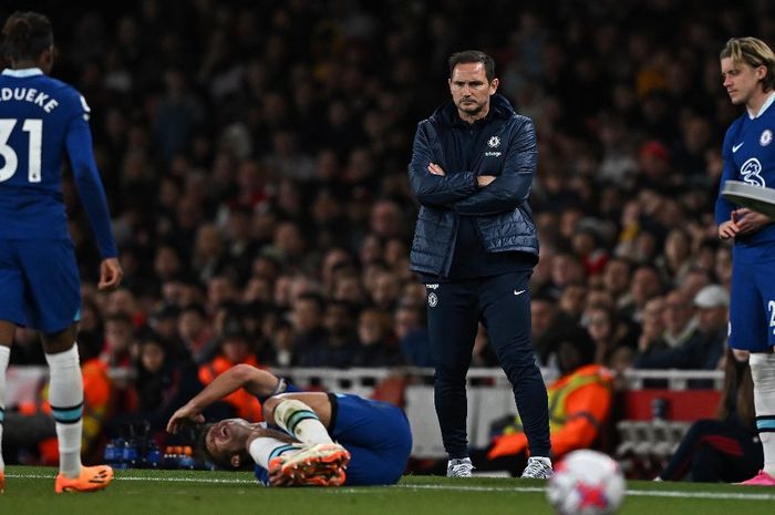 Ekspresi Frank Lampard ketika Chelsea dikalahkan Arsenal pada duel pekan ke-34 Liga Inggris di Stadion Emirates, London (2/5/2023).