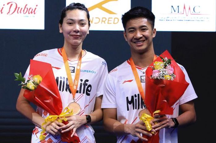 Dejan Ferdinansyah/Gloria Emanuelle Widjaja berdiri di podium  usai meraih medali perunggu Kejuaraan Asia 2023 yang digelar di Sheikh Rashid bin Hamdan Indoor Hall, Dubai, Uni Emirat Arab, Minggu (30/4/2023) 