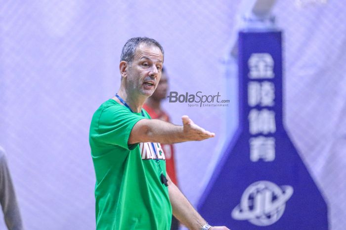 Pelatih timnas Basket Indonesia, Milos Pejic, sedang memberikan intruksi kepada para pemainnya saat berlatih di GBK Arena, Senayan, Jakarta, Rabu (3/5/2023) siang.