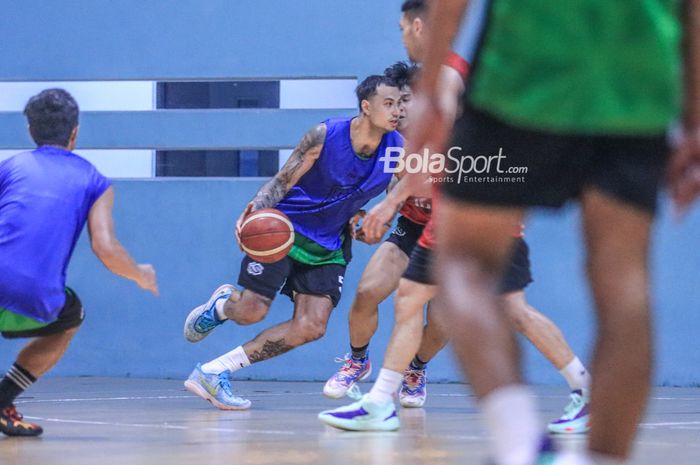 Pemain timnas Basket Indonesia, Brandon Jawato (tengah), sedang menguasai bola saat berlatih di GBK Arena, Senayan, Jakarta, Rabu (3/5/2023) sore.