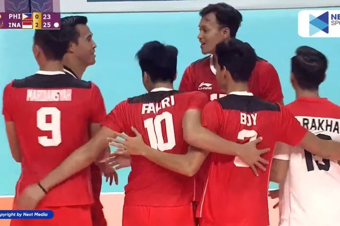 Tim nasional bola voli putra Indonesia mengalahkan Filipina pada babak penyisihan Grup A SEA Games 2023 di Morodok Techo Elephant Hall 1, Pnom Penh, Kamboja, 3 Mei 2023.