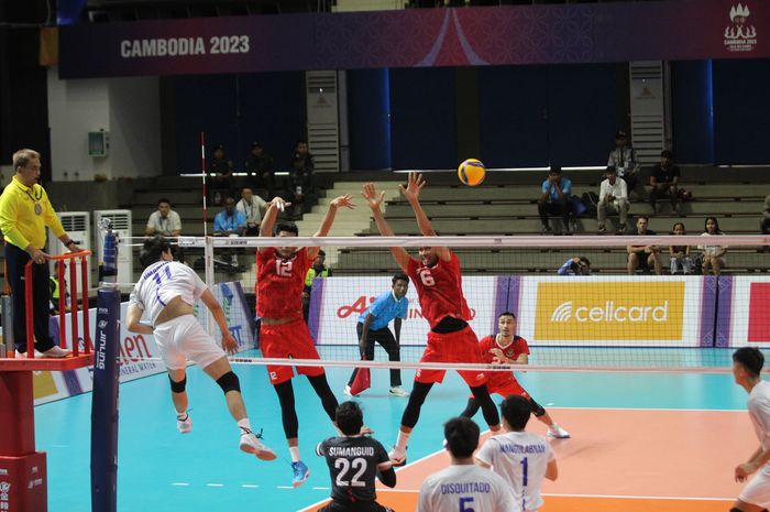 Suasana pertandingan cabor voli indoor antara Indonesia versus Filipina yang digelar di Olympic Complex Indoor Main Hall, Phnom Penh, Kamboja, Rabu (3/5/2023)